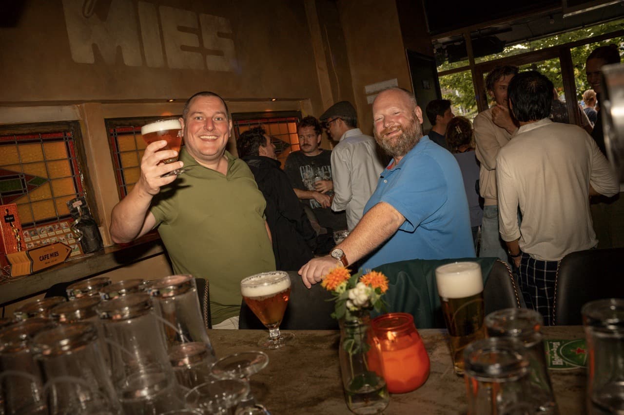 Buurttent sfeer — proost onder het MIES-bord