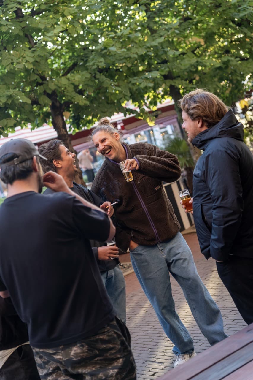 Lachen en borrelen buiten bij Café Mies